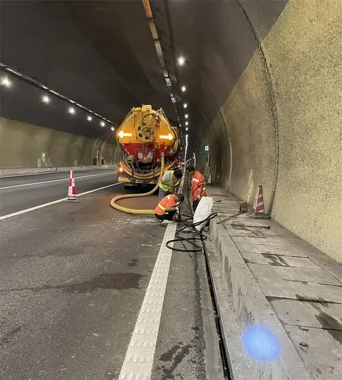 武陵源隧道排水渠清淤